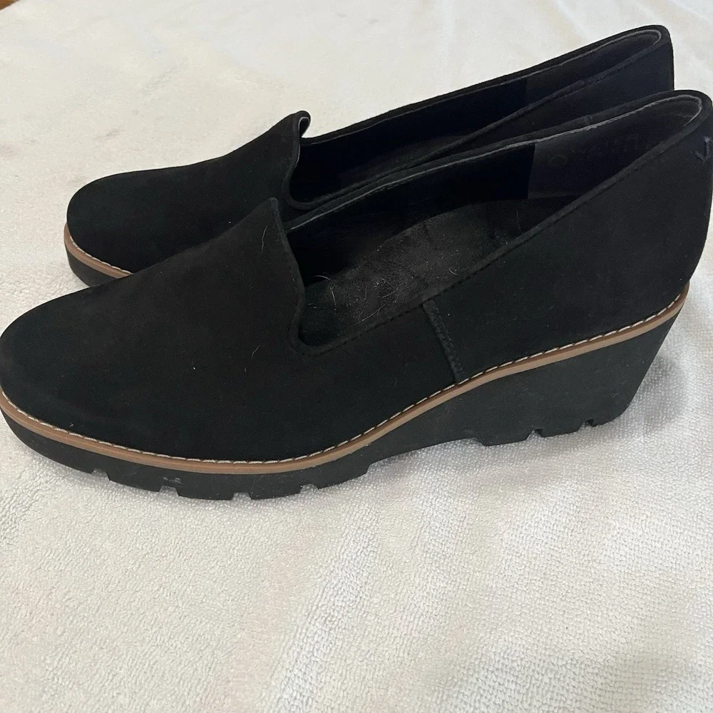Vionic Willa Lug Sole Wedge‎ Black Suede Water Repellent 9.5 Career Comfort